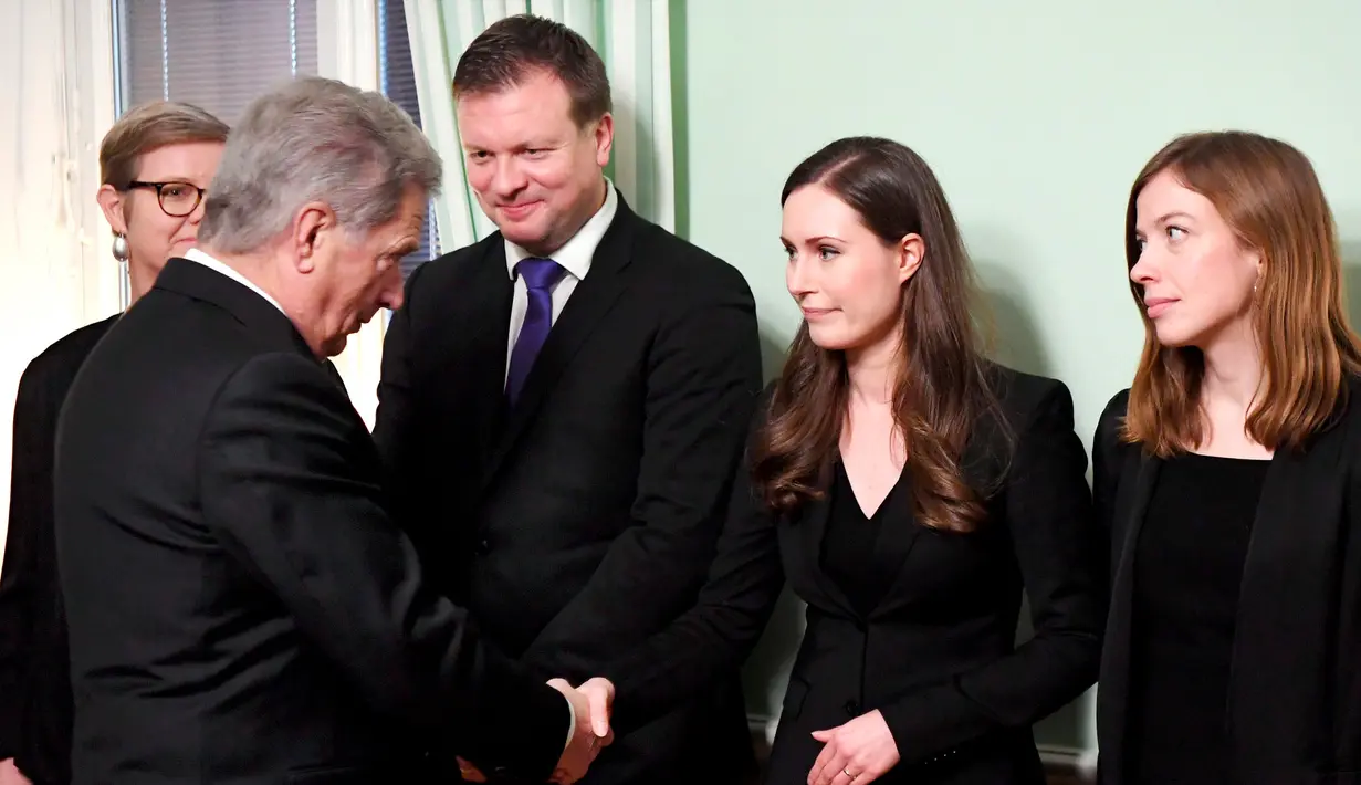 Presiden Finlandia Sauli Niinisto (kiri) menyalami Perdana Menteri Finlandia Sanna Marin sebelum pertemuan di Helsinki, Finlandia, Selasa (10/12/2019). Marin mencetak sejarah sebagai kepala pemerintahan termuda di dunia. (Jussi Nukari/Lehtikuva via AP)