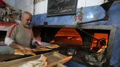 Seorang tukang roti Irak menyiapkan roti isi selama bulan suci Ramadan di toko rotinya di sebuah pasar populer di Baghdad (24/5/2019). Baghdad adalah kota terbesar kedua di Asia Barat Daya setelah Teheran, dengan populasinya pada 2003 diperkirakan mencapai 5.772.000. (AFP Photo/Ahmad Al-Rubaye)