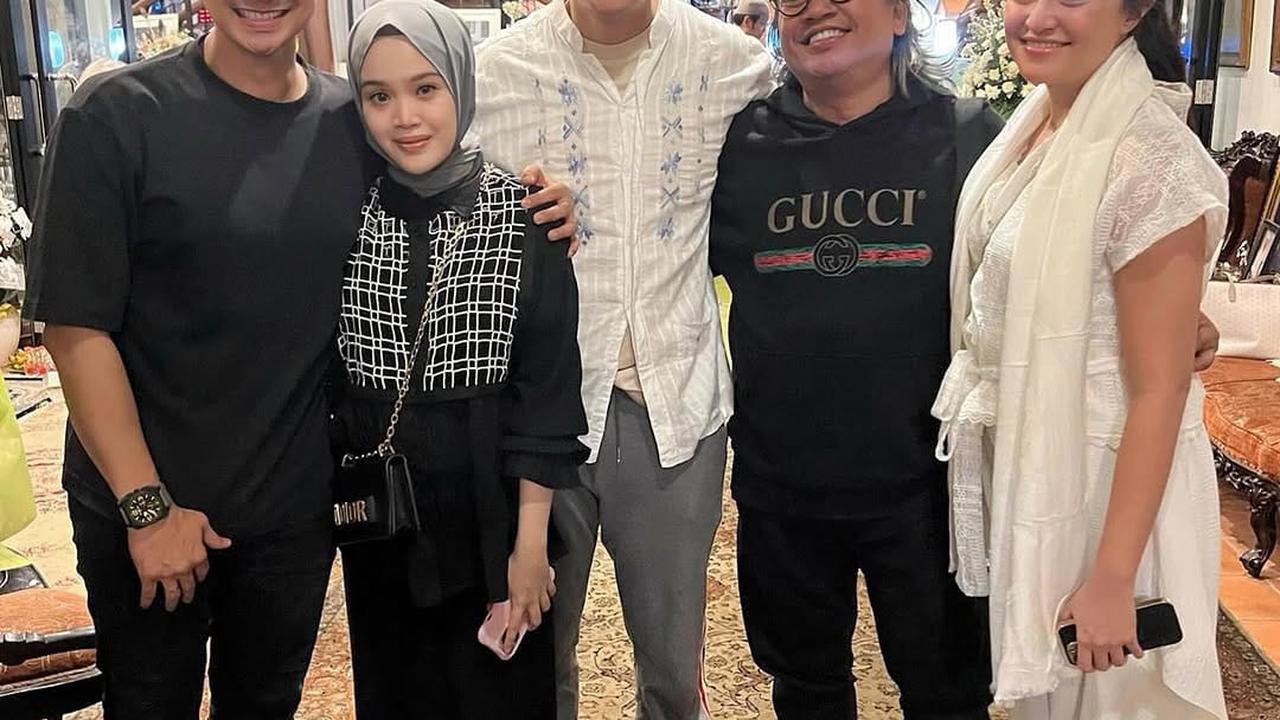 Potret Chand Kelvin dan Istri Hadiri Pengajian 7 Hari Meninggalnya Ayah Baim Wong
