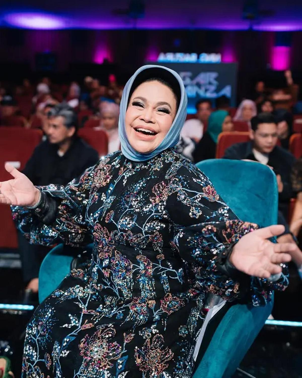 8 Model Gamis Brokat Hetty Koes Endang, Elegan di Setiap Momen