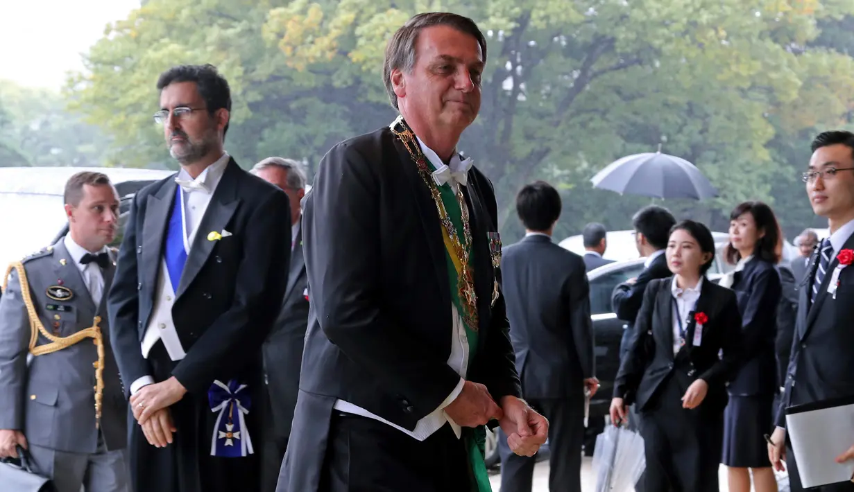 Presiden Brazil Jair Bolsonaro tiba untuk menghadiri upacara penobatan Kaisar Naruhito di Istana Kekaisaran, Tokyo, Jepang, Selasa (22/10/2019). Kaisar Jepang Naruhito akan menjalani rangkaian ritual penobatan resmi kekaisaran hari ini. (AP Photo/Koji Sasahara, Pool)