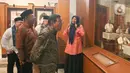 Mereka berkeliling sambil mendengar cerita soal kehidupan MH. Thamrin di masa lampau. (Liputan6.com/Herman Zakharia)