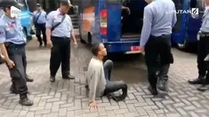 Dinas Sosial DKI menangkap seorang pengemis  dengan modus kaki buntung palsu di sebuah pasar.