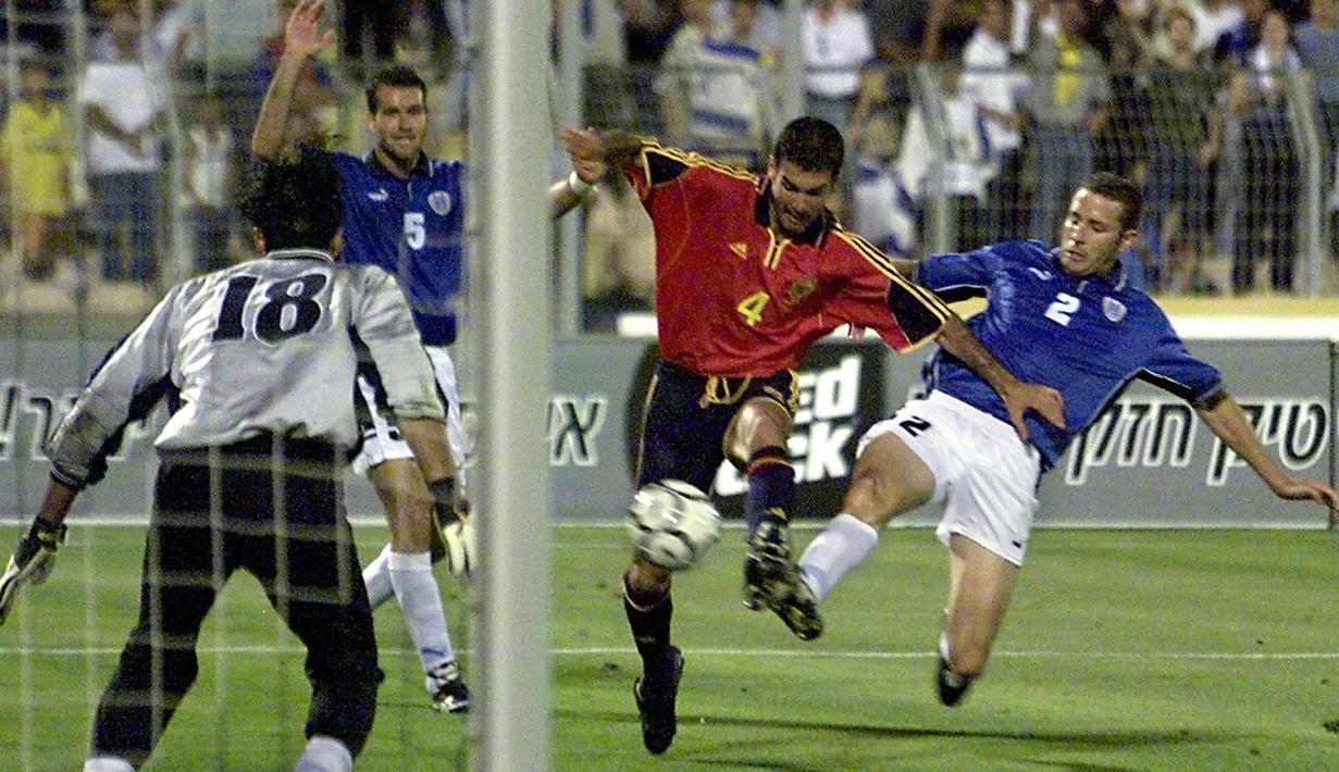 Pep Guardiola berusaha mencetak gol ke gawang Israel pada pertandingan kualifikasi grup 7 Piala Dunia 2002 di Ramat Gan 06 Juni 2001. (AFP/Sven Nackstrand)