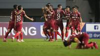 Para pemain Persis Solo merayakan gol kedua ke gawang Martapura Dewa United yang dicetak Fabiano Beltrame dalam laga semifinal Liga 2 2021 di Stadion Pakansari, Bogor, Senin (27/12/2021). (Bola.com/Bagaskara Lazuardi)