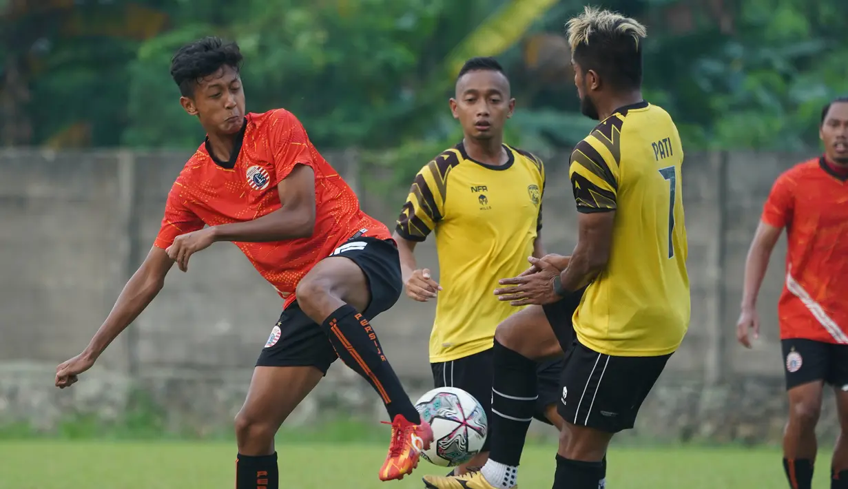 Zulham Zamrun (kanan), striker berpengalaman yang kini memperkuat AHHA PS Pati FC mampu merepotkan pertahanan Persija Jakarta. (Foto: Dok. Persija)