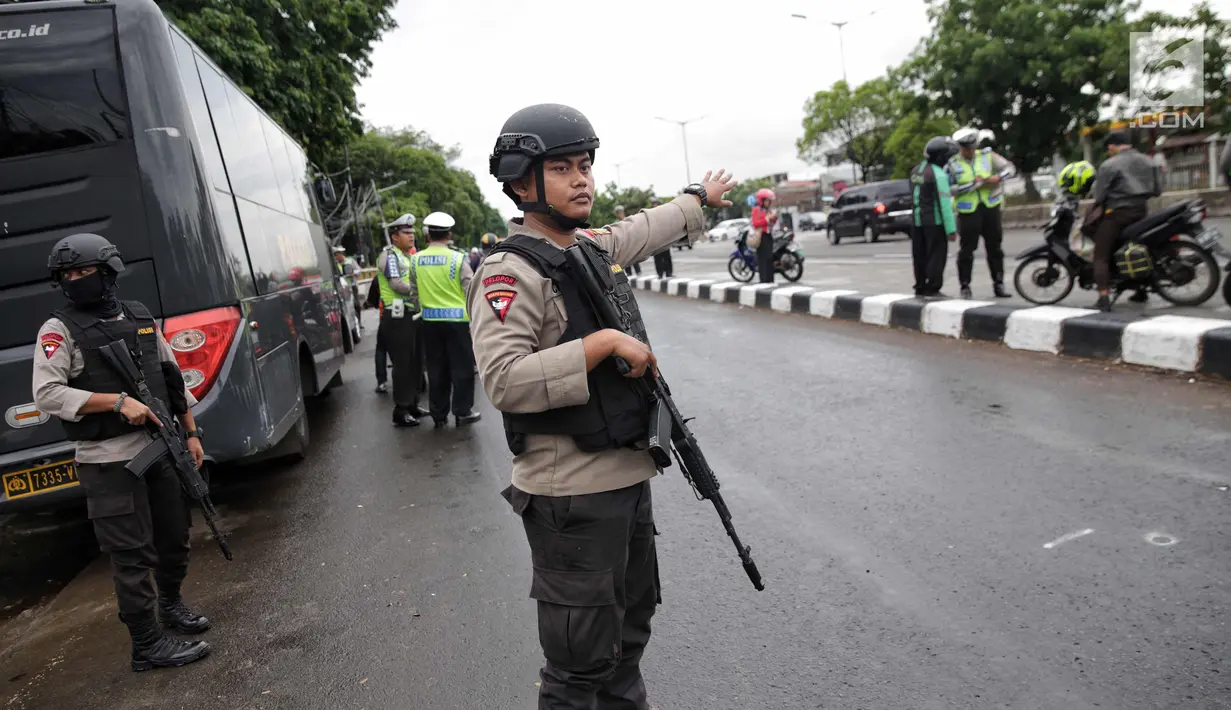 Anggota Brimob bersenjata lengkap mengawal Operasi Zebra Jaya di jalan Letjen Suprapto, Jakarta, Selasa (7/11). Direktorat Lalu Lintas (Ditlantas) Polda Metro Jaya telah menggelar Operasi Zebra Jaya selama 6 enam hari. (Liputan6.com/Faizal Fanani)
