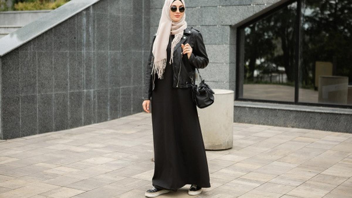 8 Inspirasi Model Gamis Hitam untuk Usia 40-an, Anti Gagal Bikin Tampilanmu Stylish Kekinian