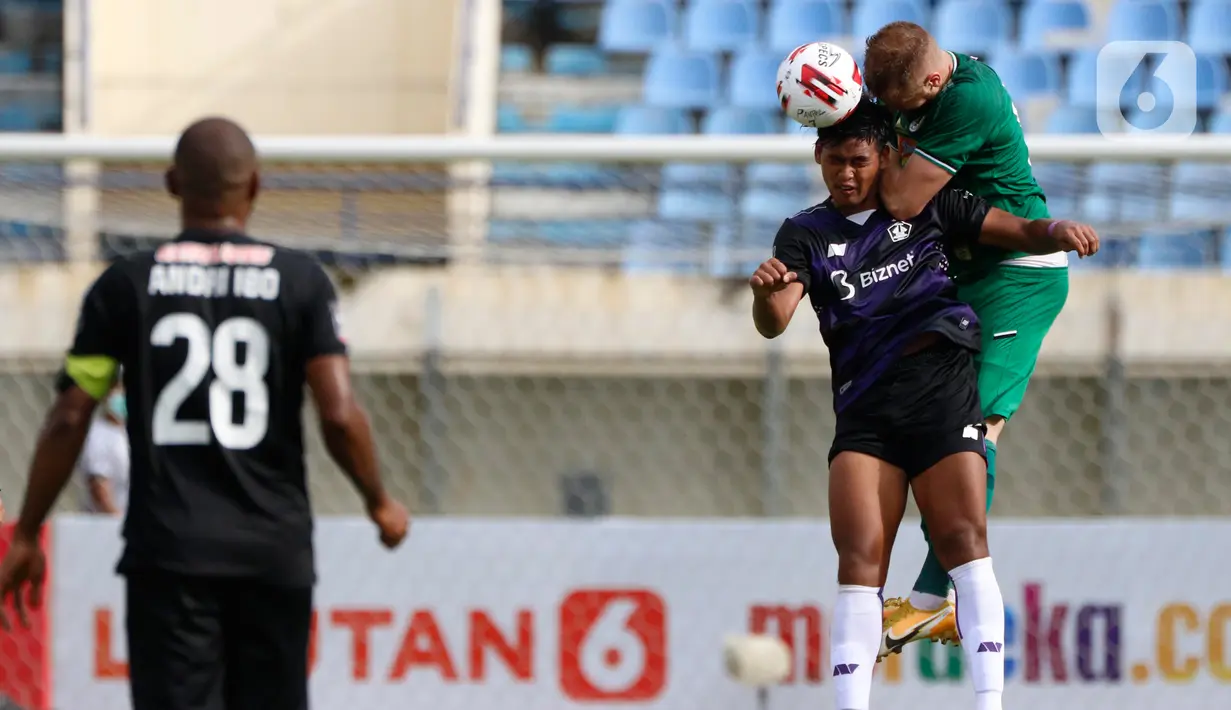 Pemain PS Sleman, Maslac Mario (tengah) mennghalau bola diudara dalam pertandingan Babak Penyisihan Grup C Piala Menpora 2021 melawan PS Sleman di Stadion Si Jalak Harupat, Bandung, Kamis (1/4/2021). PSS Sleman berhasil menang 1-0 atas Persik Kediri. (Bola.com/Ikhwan Yanuar)