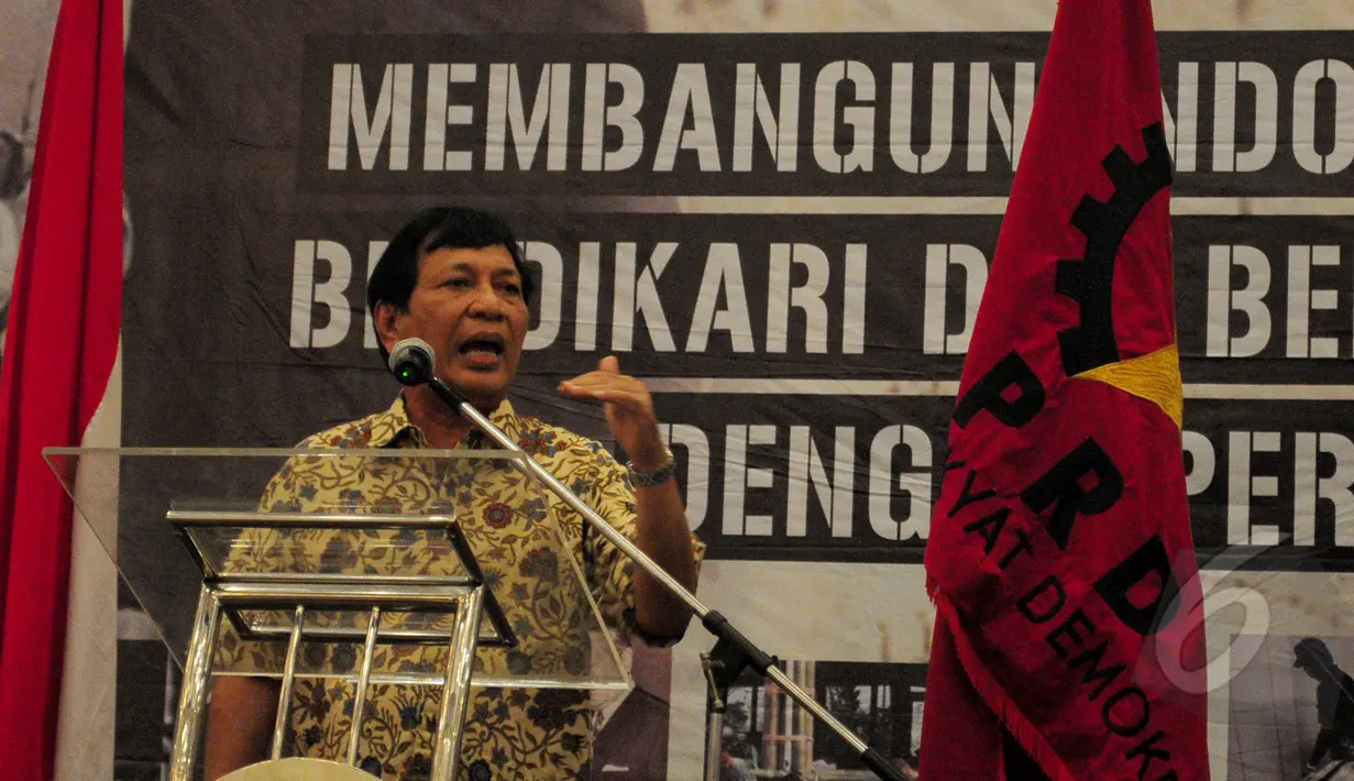 Mantan aktivis Malari, Hariman Siregar berpidato pada Kongres PRD ke-8 di Hotel Acacia, Jakarta, Selasa (24/3/2015). Pada kongres kali ini, PRD akan berjuang untuk menjadi salah satu kontestan dalam Pemilu 2019 nanti.(Liputan6.com/Yoppy Renato)
