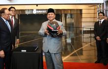 Momen Prabowo Tunjuk Mobil F1, Padahal Sudah Diberi Helm PM Malaysia