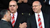 Direktur MU, Avram Glazer (tengah) dan Joel Glazer (kanan) saat menyaksikan laga antara Manchester United vs Tottenham Hotspur di Old Trafford, 24 April 2010. AFP PHOTO / PAUL ELLIS