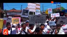 Ribuan siswa gabungan SD YPI Darusallam dan siswa TK se-Kecamatan Gresik, didampingi para guru dalam menggelar aksi solidaritas untuk Papua,