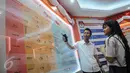 Petugas menjelaskan tabel tata cara pemilihan umum kepada Pelajar SMA Permai Pluit di KPU Pusat, Jakarta, Selasa (18/10). KPU menggelar sosialisasi bagi pemilih pelajar untuk mengetahui tata cara yang benar bagi pemilih pemula (Liputan6.com/Faizal Fanani)