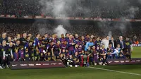 Tim Barcelona merayakan keberhasilan jadi juara La Liga 2018-2019 di Camp Nou, Minggu dini hari WIB (28/4/2019), setelah menekuk Levante 1-0. (AFP/Pau Barrena)