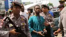 Polisi bersenjata dan BNN mengamankan Warga Negara Asing (WNA) saat melakukan razia di kawasan Petamburan, Jakarta, Jumat (29/1). Diduga razia tersebut terkait kasus penggerebekan sabu ratusan kilogram di Jepara. (Liputan6.com/Herman Zakharia)