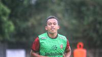 Pemain anyar Bali United Irfan Jaya saat melakukan latihan ringan di Lapangan karya Manunggal, Sidakarya, Jumat (7/1/2022). (Bola.com/Maheswara Putra)