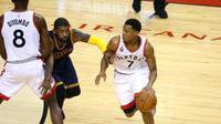 Kyle Lowry (Toronto Raptors/kanan), berusaha melewati Kyrie Irving (Cleveland Cavaliers/tengah) pada laga Gim 4 final Wilayah Timur NBA 2016 di Air Canada Centre, Toronto, Kanada, 23 Mei 2016. (Bola.com/Twitter/Raptors)