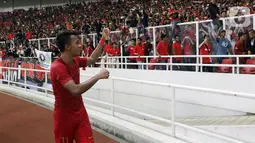Gelandang Timnas Indonesia, M Supriadi merayakan hasil imbang melawan Korea Utara pada laga kualifikasi Grup K Piala AFC U-19 2020 bersama supporter di Stadion Utama Gelora Bung Karno, Jakarta, Minggu (10/11/2019). Indonesia lolos ke putaran Piala AFC U-19 2020. (Liputan6.com/Helmi Fithriansyah)