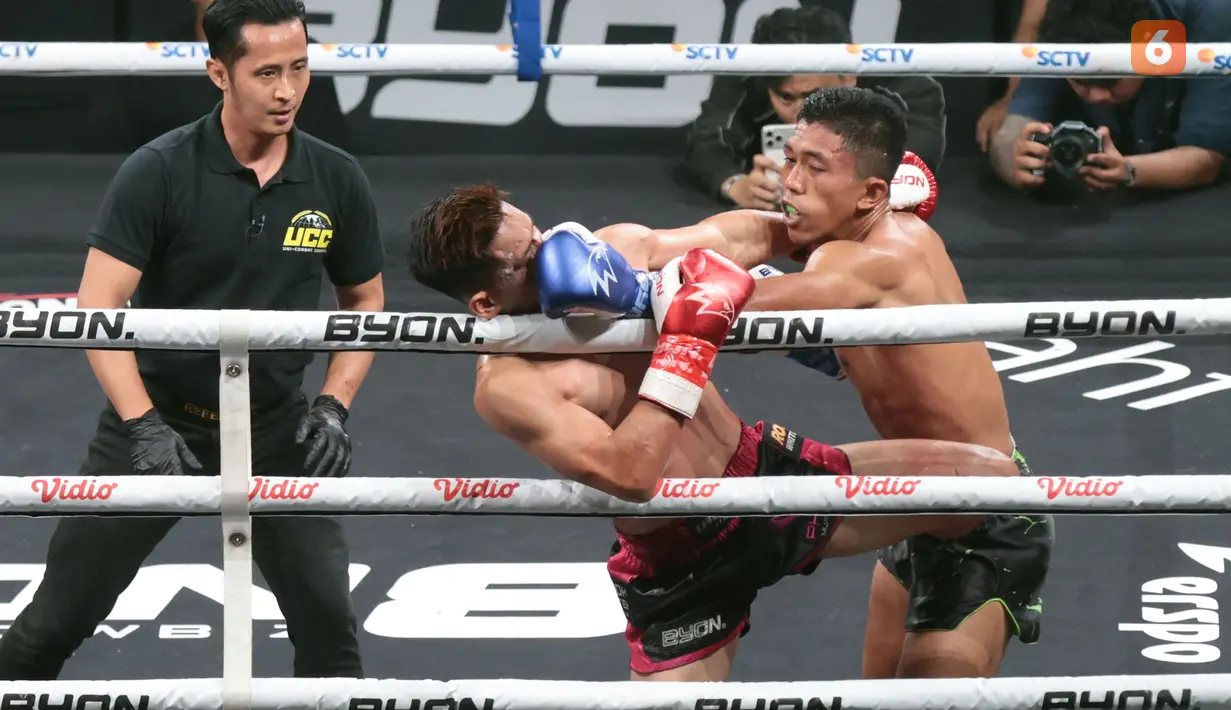 Petarung Indonesia, Edwin, berhasil melayangkan jab keras ke arah Azwan pada laga Byon Combat Showbiz 8 di Tennis Indoor Senayan, Jakarta, Sabtu (29/8/2026). (KLY/Budy Santoso)