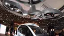 Pengunjung mencoba mobil Pop.up next" keluaran Audi yang  dipamerkan dalam Geneva International Motor Show di Jenewa (6/3). Agar bisa terbang, mobil ini memiliki empat polong yang menampung delapan baling-baling helikopter. (AFP Photo/Fabrice Coffrini)