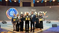 Founder Lippo Group Mochtar Riady dan Tokoh Senior Properti James Riady memperoleh The Legacy Golden Property Awards sebagai bentuk penghormatan terhadap para pionir industri properti Indonesia. (Dok Lippo)