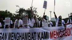 Massa dari Pergerakan Dokter Muda Indonesia melakukan aksi di depan Istana Negara, Jakarta, Kamis (19/7). Mereka ingin mengadukan isu terkait pungli yang dilakukan Fakultas Kedokteran dan Kemenristek Dikti Ke Presiden Jokowi. (Liputan6.com/Johan Tallo)