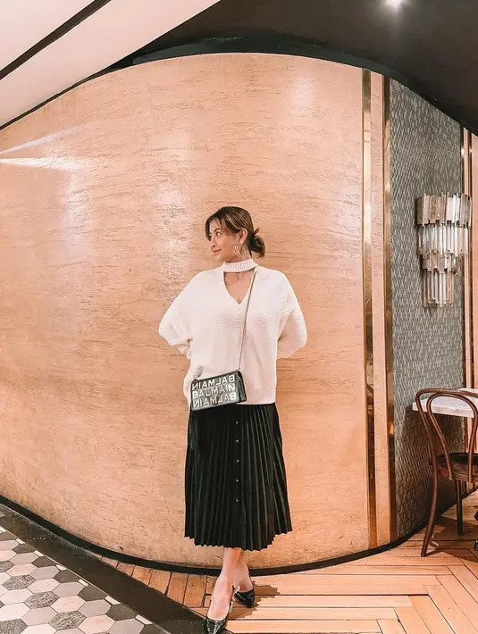 Gaya chic dengan sweater dan rok lipit (Foto: Instagram @awkarin)