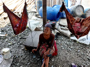 Aktifitas di kampung nelayan di Muara Angke, Jakarta, Senin (23/10). Kelompok Nelayan Tradisional (KNT) dan seluruh masyarakat pesisir di Muara Angke menolak dilanjutkannya reklamasi. (Liputan6.com/Johan Tallo)