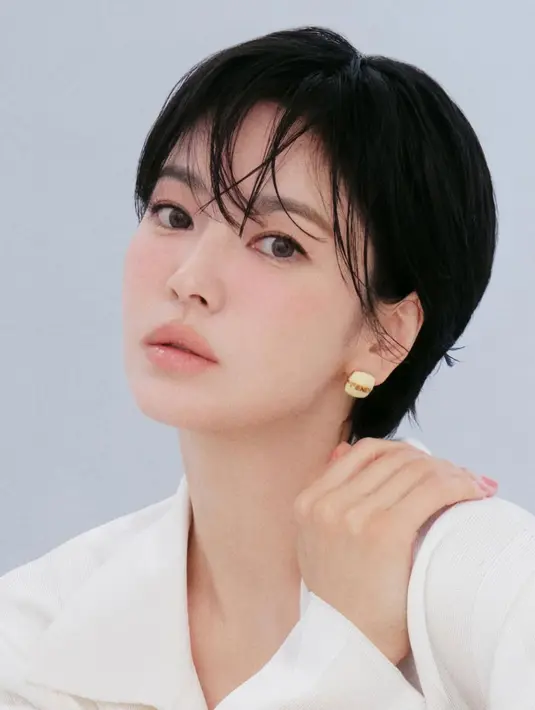 Song Hye Kyo kembali mencuri perhatian dengan pesona memikat di beberapa foto B-Cut. Meski fotonya B-Cut, tidak menutupi paras cantik aktris 44 tahun itu. [@kyo1122]