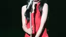 Tiffany Young tampil mengenakan gaun merah, stoking jaring-jaring, dan sepatu bot hitam saat membuka konser Edge of Calm Tour di JIEXPO Theatre Kemayoran, Jakarta, Sabtu (19/9/2026) malam. (KLY/Budy Santoso)