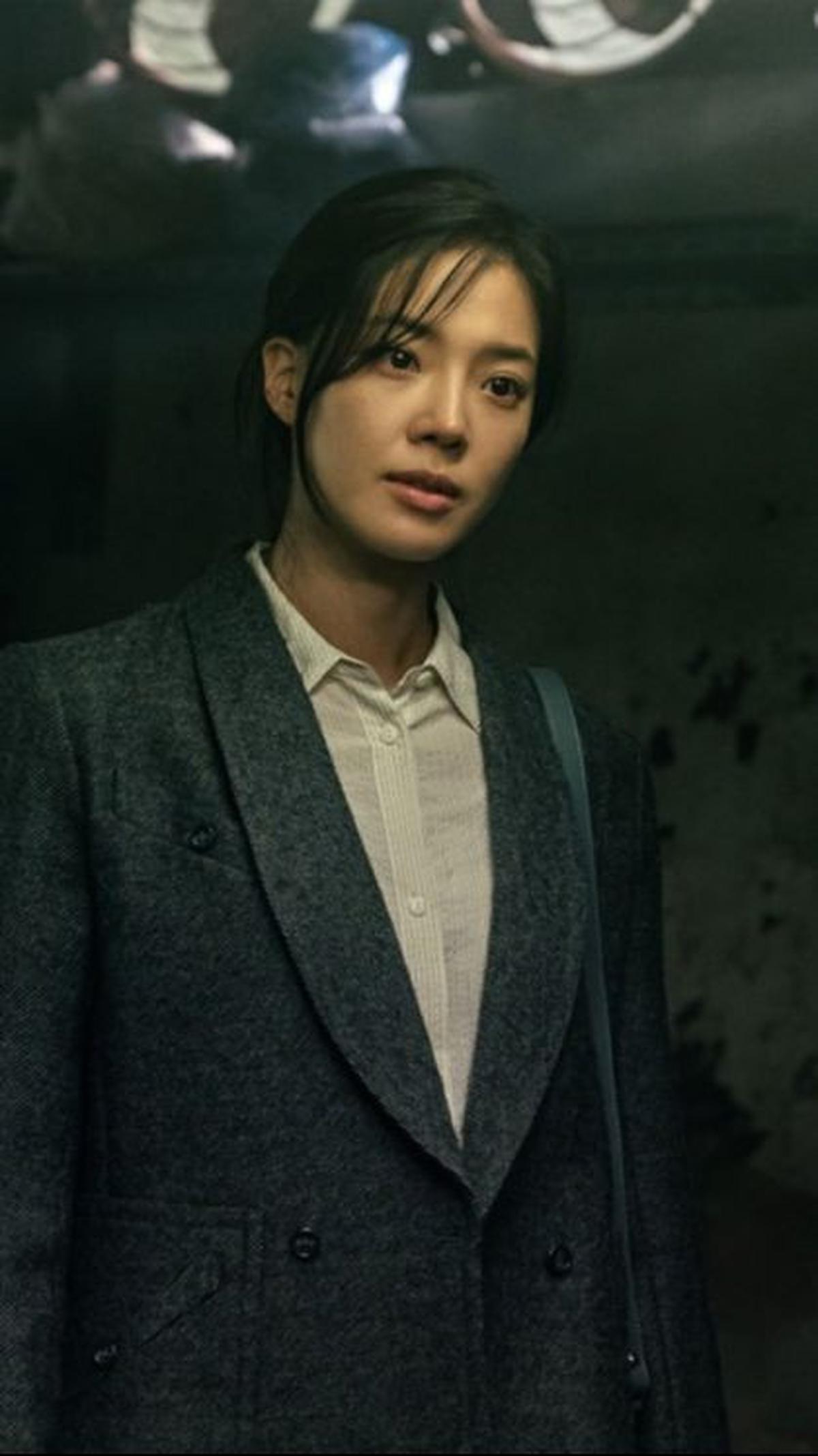 Kisah cinta pertama antara Yoo Eui Jung dan Jung Ki Chul memberikan dimensi tambahan pada plot drama ini. Konflik yang dihadapinya sebagai seorang polisi yang harus menghadapi mantan kekasih yang kini menjadi bos mafia Gangnam Crystal menjadi salah satu e