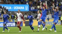 Para pemain Timnas Italia merayakan kemenagan 2-1 atas Timnas Ukraina setelah berakhirnya laga Grup C Kualifikasi Euro 2024 di San Siro Stadium, Milan, Rabu (13/9/2023) dini hari WIB. (AP Photo/Luca Bruno)