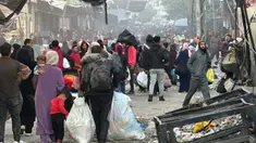 Warga Palestina berjalan di sebuah jalan dengan membawa barang-barang mereka setelah meninggalkan rumah mereka di Beit Lahia, Jalur Gaza utara pada Selasa 22 Oktober 2024. (Islam AHMED/AFP)