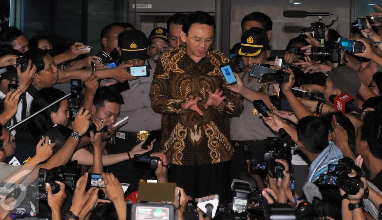 Gubernur DKI Jakarta Basuki Tjahaja Purnama (Ahok) usai diperiksa KPK selama 12 jam, Jakarta, Selasa (12/4). Ahok menyebut BPK menyembunyikan data kebenaran. (Liputan6.com/Helmi Afandi)