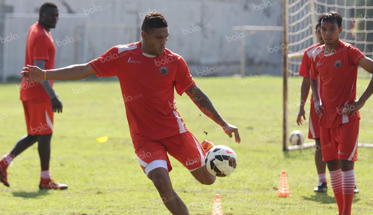 Bomber Persija asal Kolombia, Jose Adolfo, melatih tendangan saat latihan di Lapangan Villa 2000, Tangerang, Selasa (3/5/2016). (Bola.com/Vitalis Yogi Trisna)