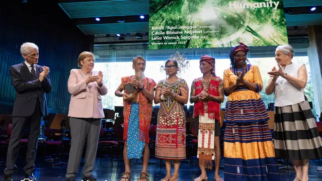 Mantan PM Jerman Angela Merkel memberikan Gulbenkian Prize ke para pemenang, termasuk Apai Janggut dari Indonesia.