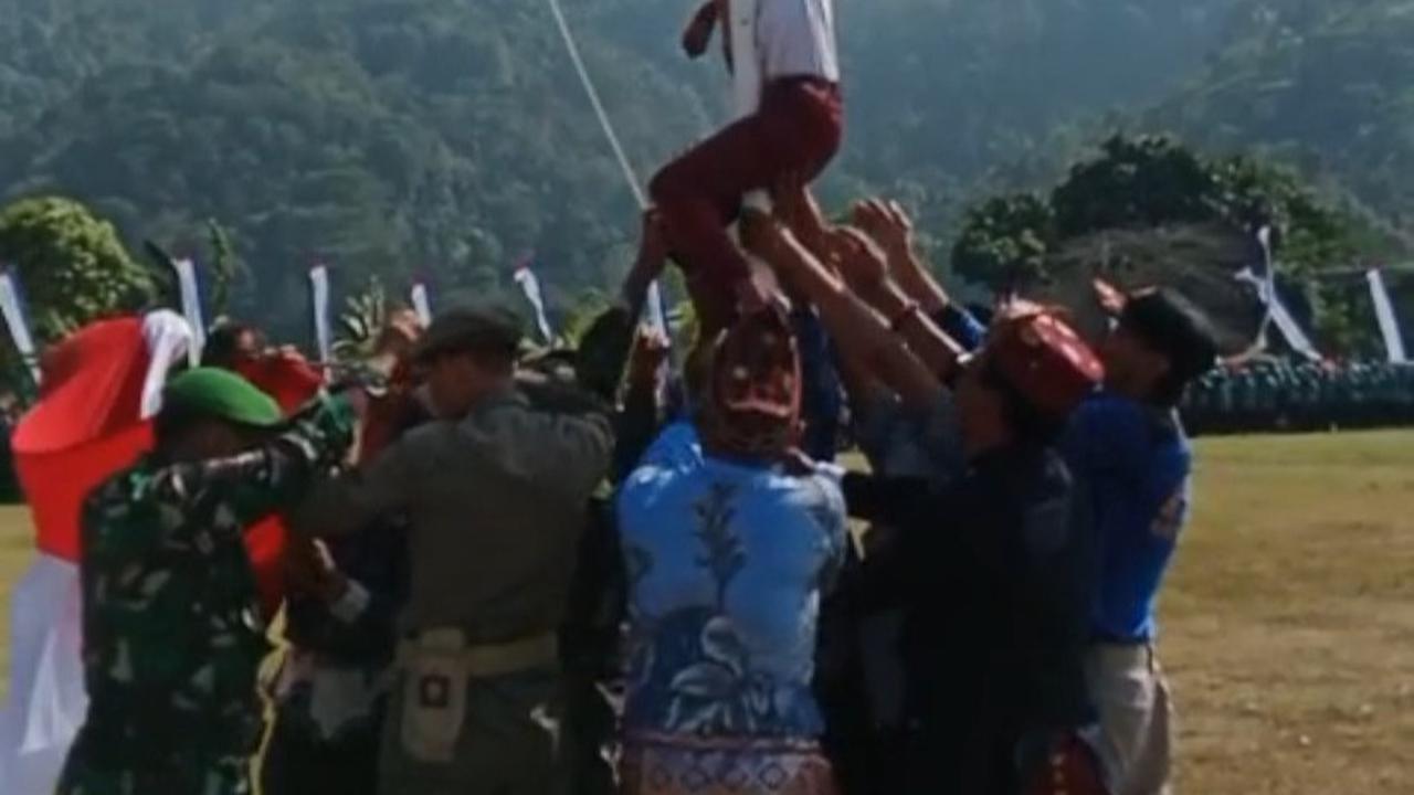 bocah sd panjang tiang bendera