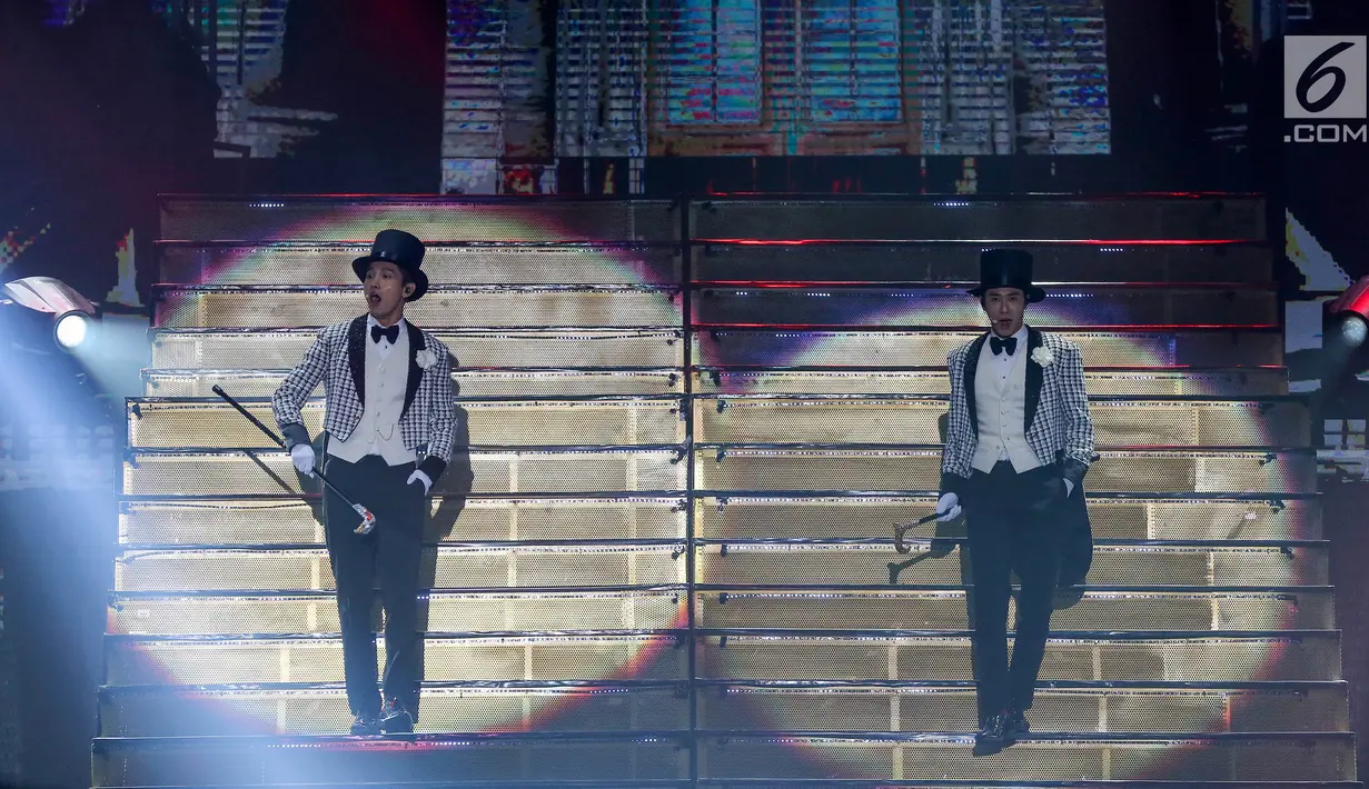 TVXQ tampil menghibur penonton saat konser perdana bertajuk Circle di ICE BSD, Tangerang, Sabtu (31/8/2019). Mengenakan busana hitam putih, kehadiran U-Know Yunho dan Shim Changmin disambut teriakan histeris penggemarnya yang akrab disapa Cassiopeia. (Liputan6.com/Fery Pradolo)