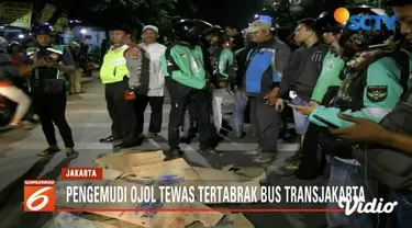 Seorang pengemudi ojek online tewas tertabrak usai diduga menyalip bus Transjakarta di Kramat Jati, Jakarta Timur.