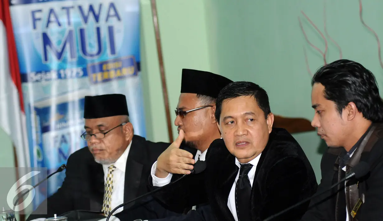 Koordinator Tim Advokasi Pandangan dan Sikap Keagamaan MUI, Ahmad Yani (kedua kanan) memberi keterangan usai menggelar pertemuan di Jakarta, Senin (14/11). Pertemuan untuk merumuskan pandangan dalam membantu fatwa MUI. (Liputan6.com/Helmi Fithriansyah)