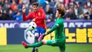 Pemain Spanyol, Alvaro Morata, saat mencetak gol ke gawang Korea Selatan pada laga persahabatan di Red Bull Arena, Wals-Siezenheim, Austria, Rabu (1/6/2016). (EPA/Andreas Schaad)