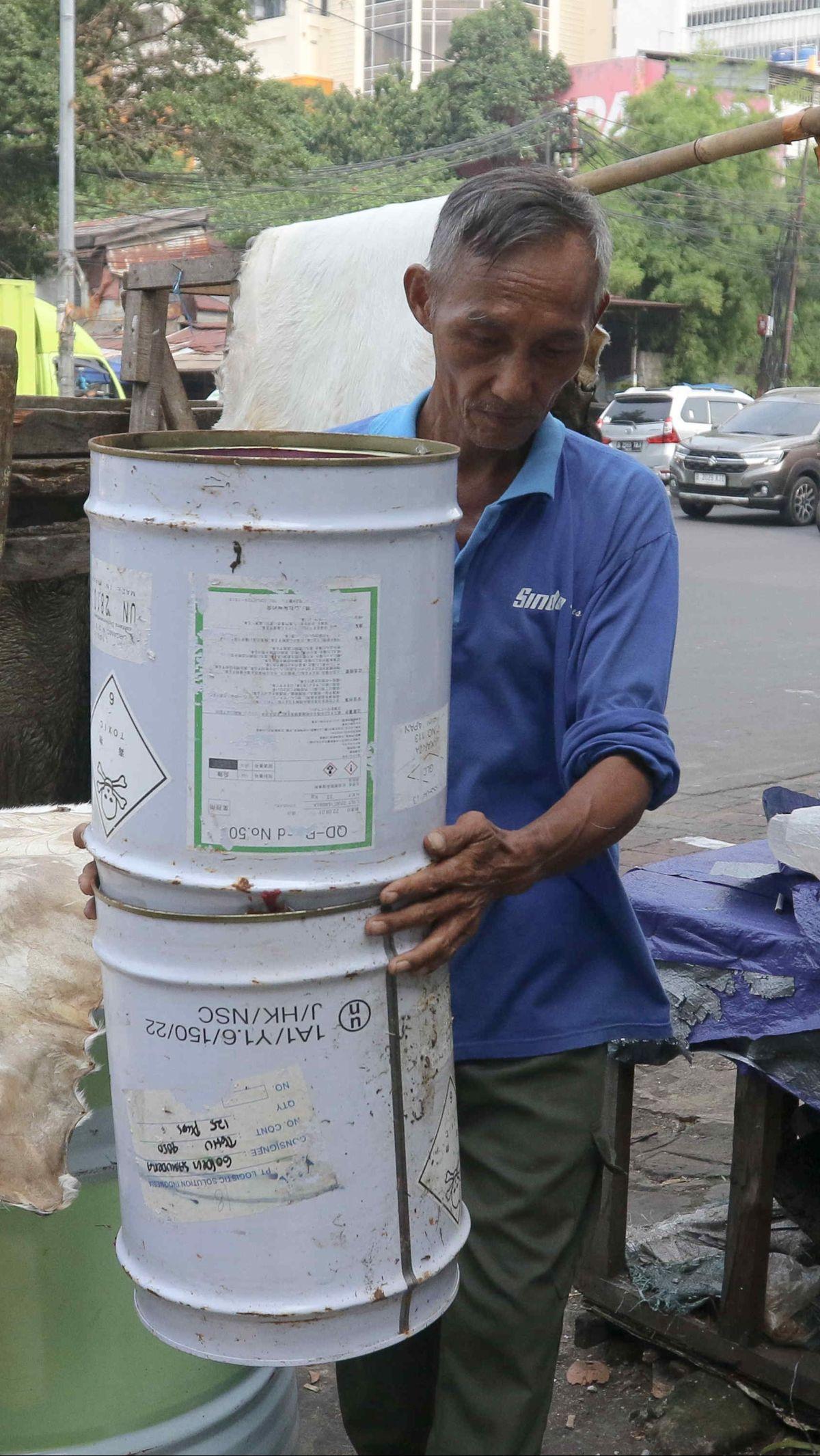 Seorang pedagang bedug di kawasan Tanah Abang mengungkapkan bahwa dia mendapatkan pesanan sebanyak 100 bedug.&nbsp;Liputan6.com/Herman Zakharia