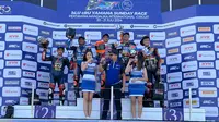Arai Agaska Dibani Laksana&nbsp;harus puas meraih podium ketiga&nbsp;(dua dari kanan) pada hari pertama bLu cRU Yamaha Sunday Race 2024 di Sirkuit Mandalika, Lombok, Nusa Tenggara Barat, Sabtu (20/7/2024) sore WITA. (Bola.com/Rizki Hidayat)