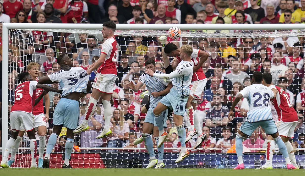 Penjaga gawang Arsenal, Aaron Ramsdale (tengah), berhasil menghalau bola dari serangan pemain Nottingham Forest di pekan pertama Premier League 2023/2024 yang berlangsung di Emirates Stadium, Sabtu (12/8/2023) malam WIB. (AP Photo/Kirsty Wigglesworth)