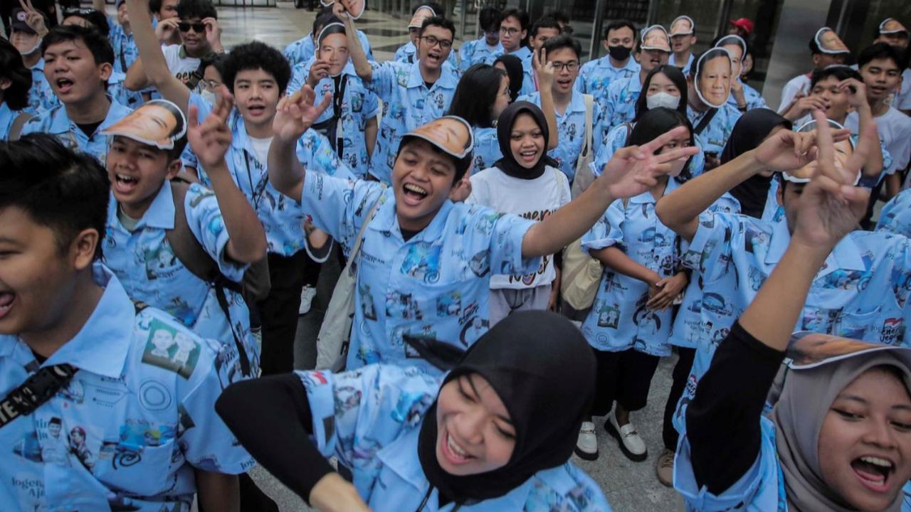 Pendukung capres-cawapres nomor urut 2 meneriakkan yel-yel menjelang Debat Keempat Pilpres 2024 di Jakarta Convention Center (JCC), Jakarta, Minggu (21/1/2024).<br>( Foto Liputan6.com / Angga Yuniar )