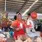 Ibu Siti, salah satu pedagang yang menggunakan Tcash sebagai metode pembayaran nontunai di Pasar Modern Bintaro. (Liputan6.com/ Agustin Setyo W).