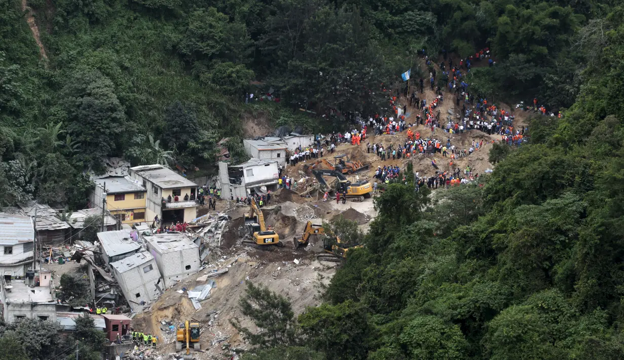 Penampakan tanah longsor di Guatemala City (2/10/2015). Musibah tanah longsor ini menewaskan sedikitnya 73 orang dan sebanyak 600 orang dinyatakan hilang. (Reuters/ Josue Decavele)