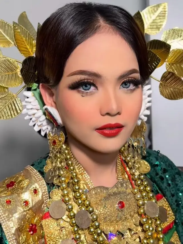 6 Potret Putri Isnari Tampil dengan Makeup Bold yang Bikin Pangling di Upacara Malam Mapacci Jelang Pernikahan