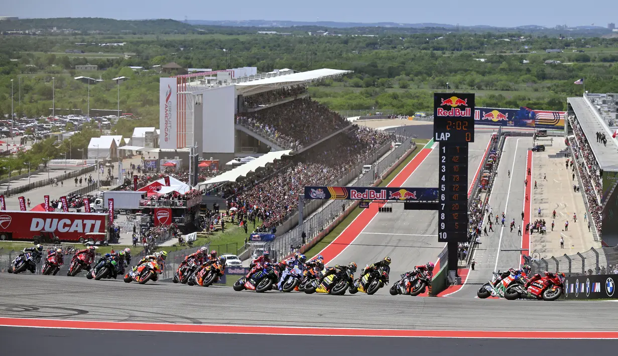 Sejumlah pebalap memacu motornya saat MotoGP Amerika 2023 yang berlangsung di Circuit of the Americas, Texas, Amerika Serikat, Senin (17/04/2023) dini hari WIB. (AP Photo/Darren Abato)